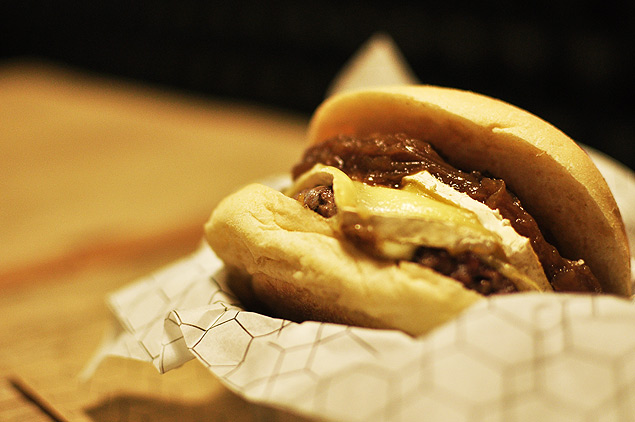 Opção do menu, o hambúrguer de bife ancho pode levar queijo brie e cebola caramelizada