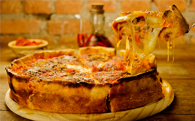 Com jeitão de torta e recheio farto, a pizza estufada é a estrela da nova pizzaria do Morumbi 