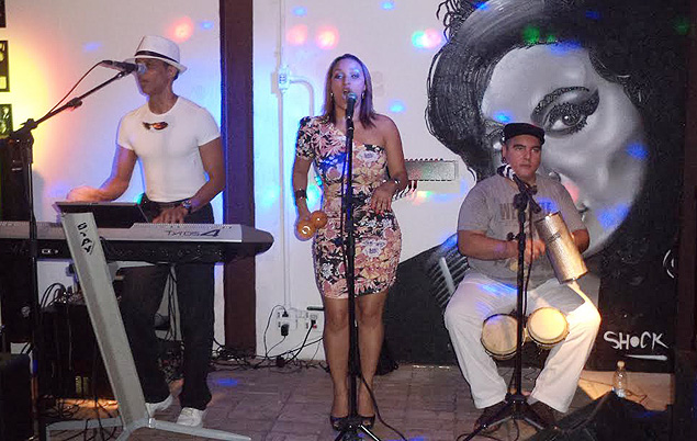 Banda Cubaçao, que toca ritmos latinos às sextas na hamburgueria The Cube 