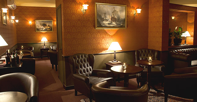 Patrícia Corvo/DivulgaçãoAmbiente retrô do Admiral's Place é inspirado em bares de hotéis das décadas de 1920 e 30