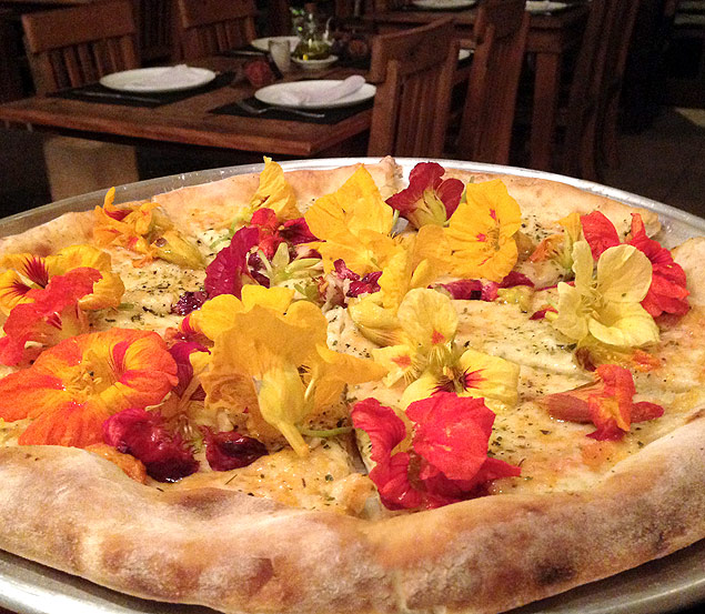 Pizza com flores comestíveis da pizzaria Jardim Ô Fiô