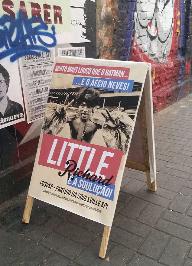 Cavaletes de campanha poltica so transformados em suporte para cartaz de festa em bar da rua Augusta