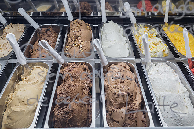 Vitrine de sorvetes da Addolcire com seus 18 sabores de gelato