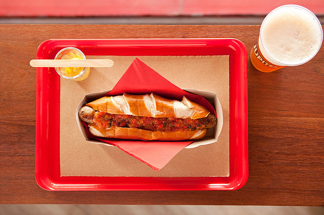 Hot dog do Imbiss, com wurst e pão de pretzel