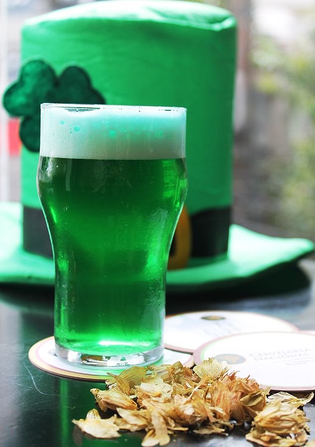A cerveja Y-ara Pilsen, da Cervejaria Nacional, ganhou a cor verde para celebrar o St. Patrick's Day