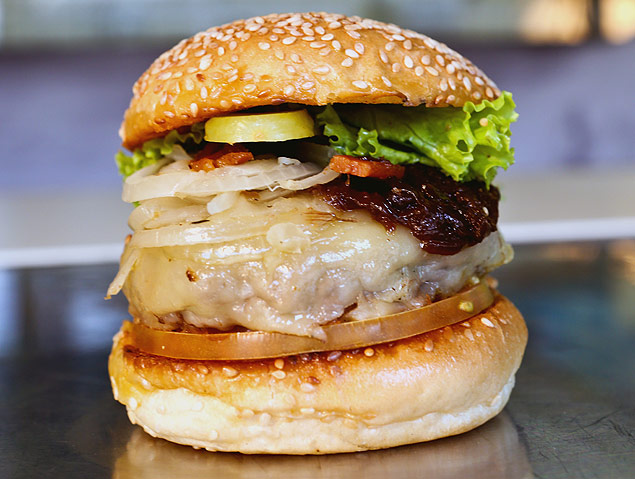 O Vinil Burger serve seu sanduba clássico (e único) por R$ 20 