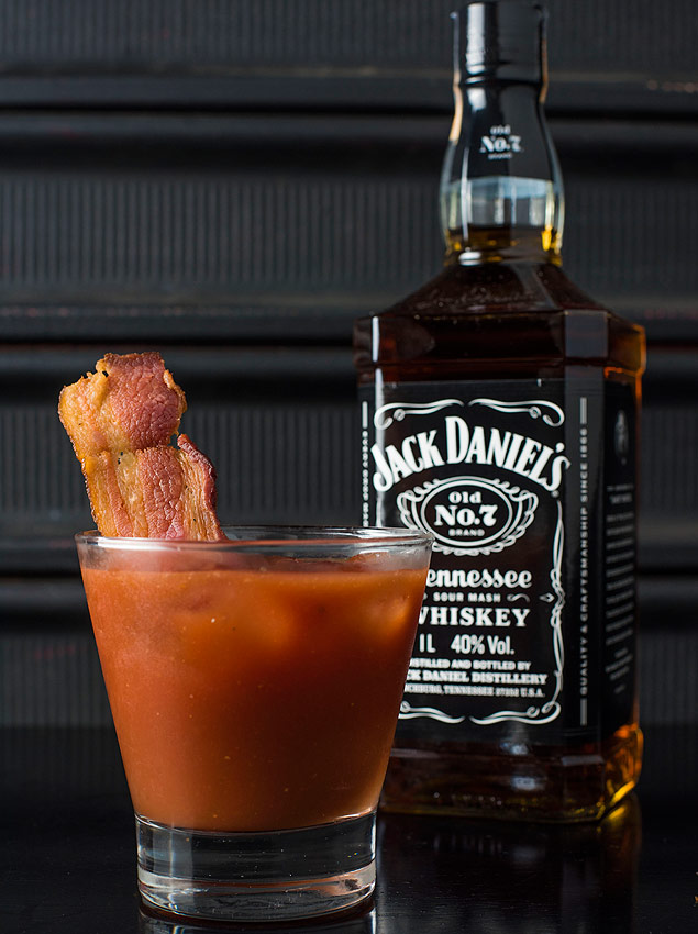 Drinque com bacon, uísque, suco de tomate e molho barbecue do bar Tigre Cego