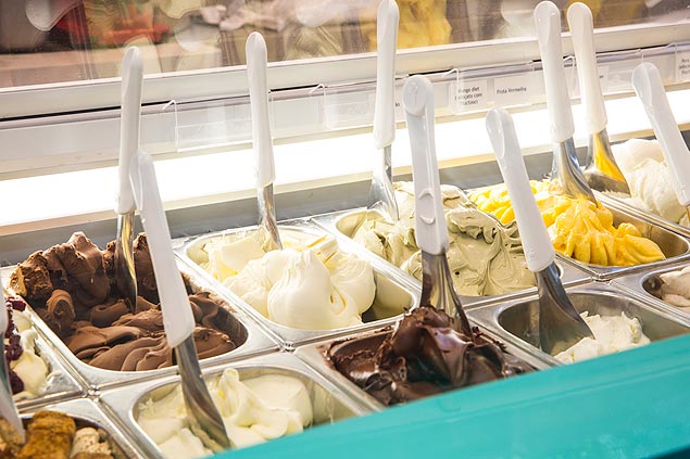 A Dolci Magie, que também serve doces, salgados e café, tem sabores fixos e semanais de sorvete 