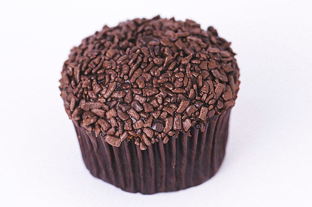 Cupcake de chocolate com recheio de brigadeiro da Wondercakes
