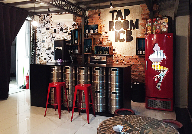 Balcão do TapRoom ICB, bar que fica dentro do Instituto da Cerveja Brasil (ICB)