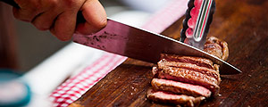 Comer carnes sempre bem cozidas e descongelar no micro-ondas, nunca em temperatura ambiente para evitar qualquer contaminação já que a imunidade do paciente fica bastante baixa – Diego Lajst/Folhapress Comer carnes sempre bem cozidas e descongelar no micro-ondas, nunca em temperatura ambiente para evitar qualquer contaminação já que a imunidade do paciente fica bastante baixa – Diego Lajst/Folhapress
