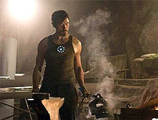 Em "Homem de Ferro", Robert Downey Jr. d mais humanidade ao heri fora da armadura