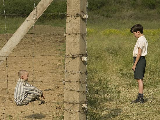 Filme "O Menino do Pijama Listrado" mostra amizade entre Shmuel e Bruno, separados pelas barreiras do nazismo