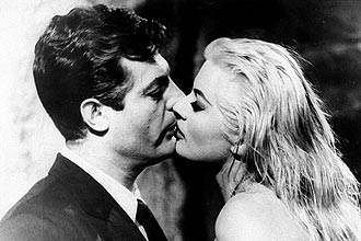 Marcello Mastroianni e Anita Ekberg beijam-se em "A Doce Vida", clássico da década de 1960 do cineasta italiano Federico Fellini