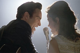 Joaquin Phoenix e Reese Witherspoon em cena de "Johnny e June"