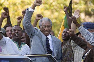 "Invictus" narra o incio do governo de Nelson Mandela e sua luta para unificar a frica do Sul dividida entre negros e brancos