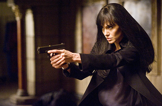 Angelina Jolie interpreta uma agente russa infiltrada na CIA em "Salt", filme de ação que estreia nos cinemas