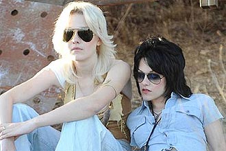 Dakota Fanning (esq) e Kristen Stewart (dir) vivem as roqueiras Cherie Currie e Joan Jett em "The Runaways: As Garotas do Rock"
