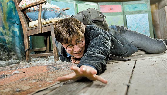 Em "Harry Potter e as Relíquias da Morte - Parte 1", o público até ri, mas pode roer as unhas de preocupação
