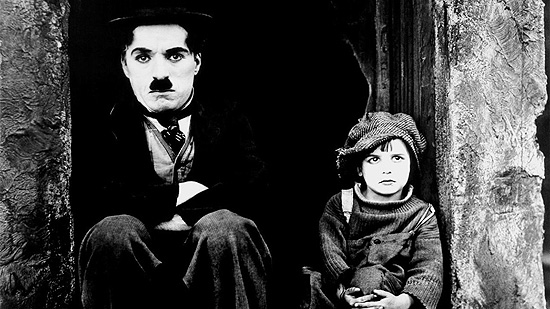 Cena do filme "O Garoto", de 1921, obra-prima de Chaplin e uma das imagens mais famosas do cinema mundial