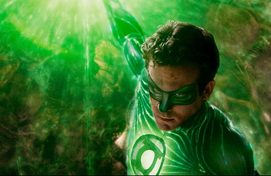 Ator canadense Ryan Reynolds caracterizado como Lanterna Verde em cena do filme dirigido por Martin Campbell