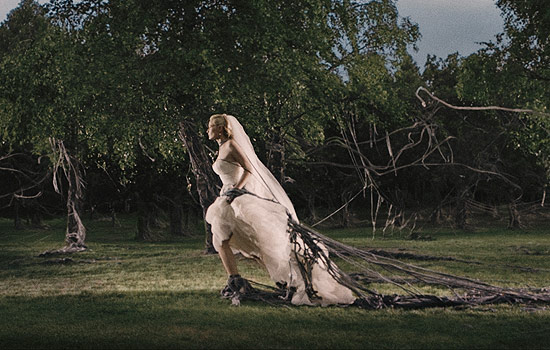 Kirsten Dunst entra na pele de Justine em "Melancolia"; longa será exibido na "Retrospectiva Lars Von Trier"