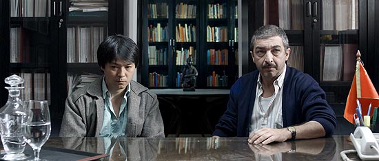 Ignacio Huang (esq.) e Ricardo Darn (dir.) em cena de "Um Conto Chins"