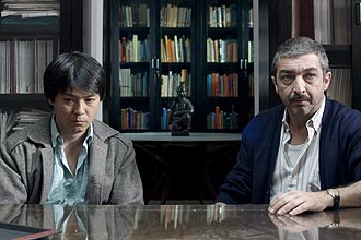 Ignacio Huang e Ricardo Darn (dir.) em cena de "Um Conto Chins", que mostra a relao inusitada entre um argentino e um chins