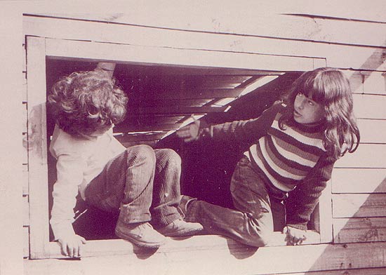 Flávia e o irmão Joca, que participa do longa como uma espécie de "meta-filme", brincam enquanto os pais participam da luta armada