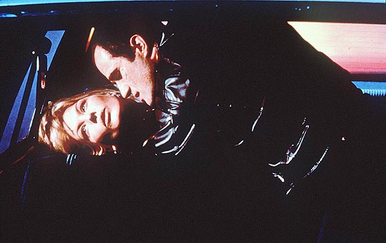 Elias Koteas e Deborah Unger em cena do filme "Crash - Estranhos Prazeres", de David Cronenberg
