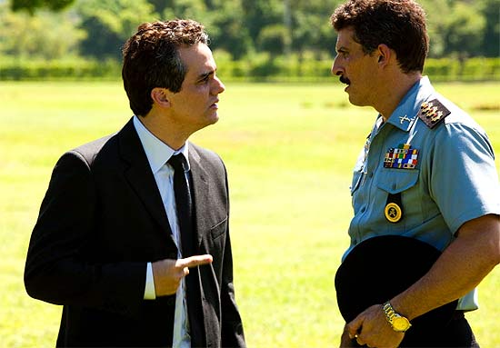 Wagner Moura (à esq.) e Milhem Cortaz interpretam Coronel Nascimento e Fábio no filme "Tropa de Elite 2"