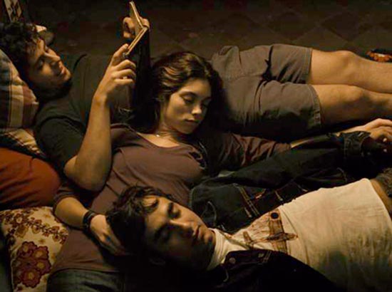 Cena do filme "Os 3", de Nando Olival, com os atores Victor Mendes, Juliana Schalch e Rafael Godoy