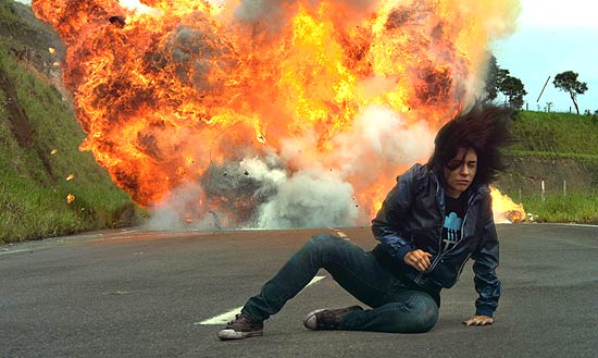 Cena de explosão de "2 Coelhos" (foto), com Alessandra Negrini, foi "real"; filme estreia nesta sexta-feira (20)