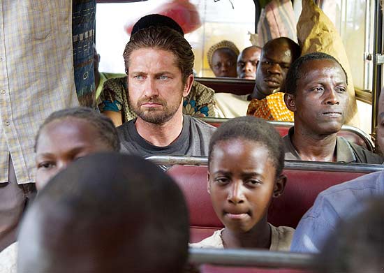 Gerard Butler (ao centro) e Souleymane Sy Savane (ao lado) em cena de "Redenção", que mostra história real