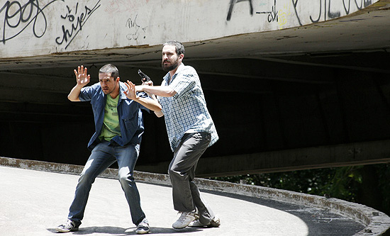 Fernando Alvez Pinto (esq.) e Caco Ciocler (à dir.) em cena do filme "2 Coelhos", dirigido por Afonso Poyart