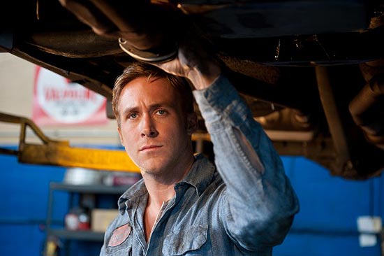 Ryan Gosling em cena de "Drive", sobre um motorista que é dublê de filmes e coopera em fugas de assaltos 