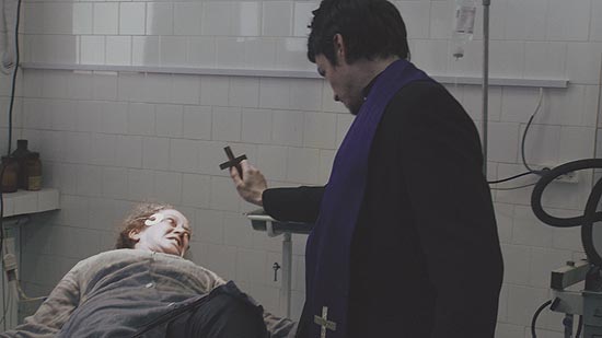 Padre Ben Rawlings (Simon Quarterman) tenta exorcizar Maria (Suzan Crowley) em cena de "Filha do Mal"