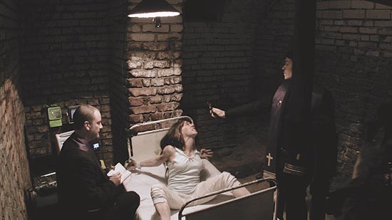 Cena de "Filha do Mal", em que os padres tentam exorcizar uma jovem possuída, presa no porão de casa