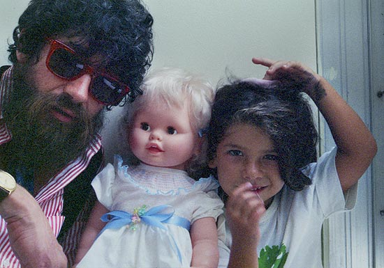 Lenda do rock nacional Raul Seixas e sua filha caçula Vivi Seixas, que adorava a barba do pai quando criança