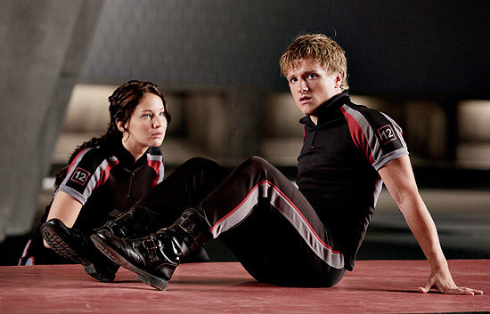 Katniss Everdeen (Jennifer Lawrence) and Peeta Mellark (Josh Hutcherson) em cena de "Jogos Vorazes"