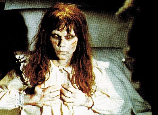 A atriz Linda Blair em cena de "O Exorcista" (1973), filme de William Friedkin.