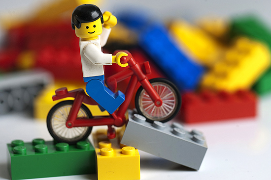 Boneco montado com peças do brinquedo Lego, que inspiraram produção da Warner Bros Pictures
