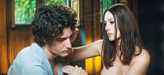 Louis Garrel (esq.) e Monica Belucci em cena de "Um Verão Escaldante", dirigido por Philippe Garrel 