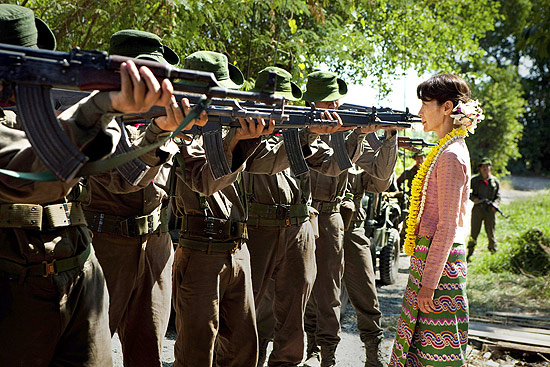 A atriz Michelle Yeoh em cena de "Além da Liberdade"