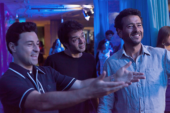 Os atores Emilio Orciollo Netto, Bruno Mazzeo e Marco Palmeira em cena do filme "E Aí... Comeu?"