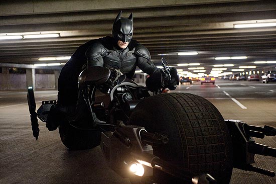 Christian Bale (foto) em seu &quot;Bat Pod&quot; no filme &quot;Batman: O Cavaleiro das Trevas Ressurge&quot; 