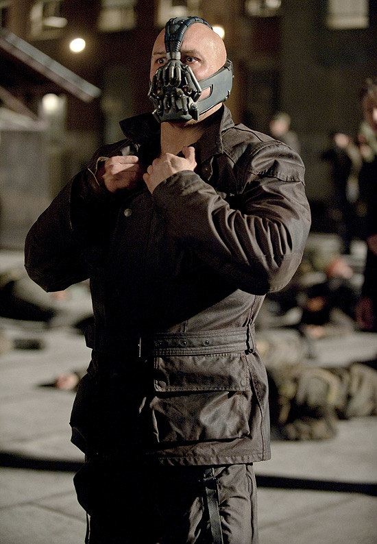 Terrorista Bane (foto), interpretado por Tom Hardy, também usa máscara e tenta destruir Gotham City
