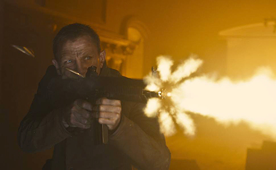 Daniel Craig (foto) em cena como o agente secreto James Bond em "007 - Operação Skyfall"