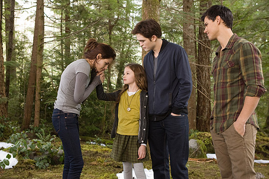 Kristen Stewart, Mackenzie Foy, Robert Pattinson e Taylor Lautner em cena de "Amanhecer Parte 2" 