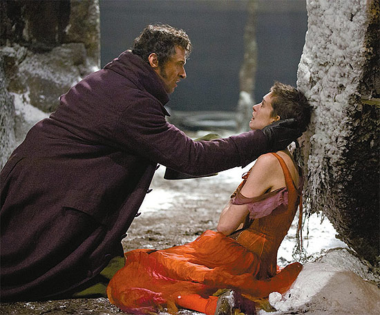 Hugh Jackman e Anne Hathaway em cena de"Os Miserveis"